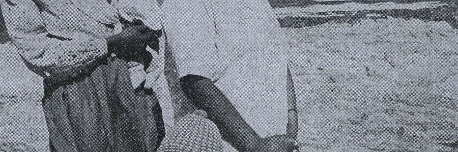 25 Jaar gelede - Familielede staar hoopvol na die see in afwagting dat die 3 vissermanne gevind sal word (Argieffoto: Koerantuitknipsel) 